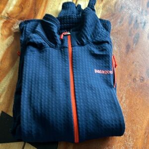 Patagonia R1 fleece Men’s medium.